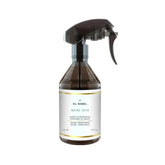 Brown spray bottle met witte label van Musc Oud Interieurspray